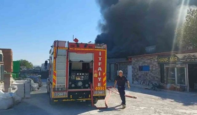 Edremit Yolören'de çıkan yangın 5 iş yerini küle çevirdi