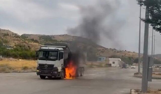 Elazığ'da Kamyon Yangınına Beton Mikseri Sürücüsünden Cesur Müdahale