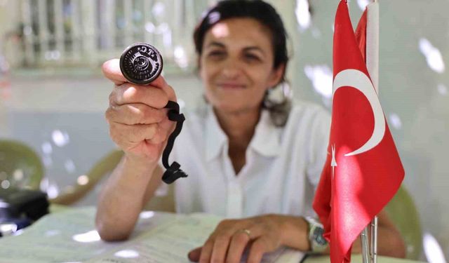 Elazığ'ın Ağın ilçesinde 23 yıldır kesintisiz muhtarlık yapan kadın