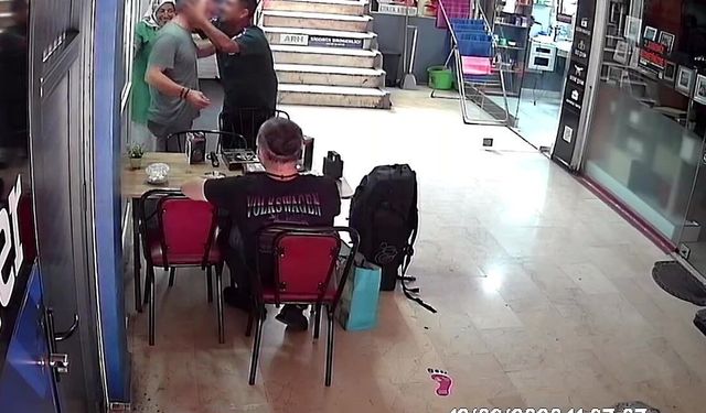 Ereğli'de Seyyar Satıcının Elektroşok Tanıtımı Esnafı Şaşırttı