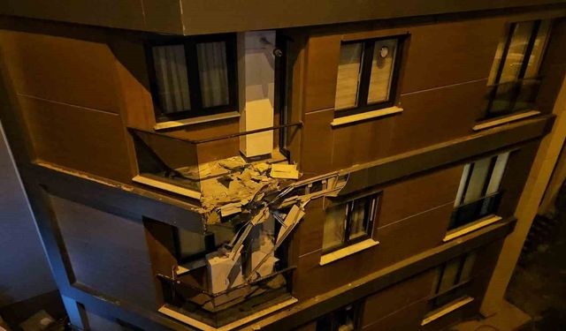 Eyüpsultan'da Alkollü Sürücü Bina Duvarına Çarptı, 2 Kişi Yaralandı