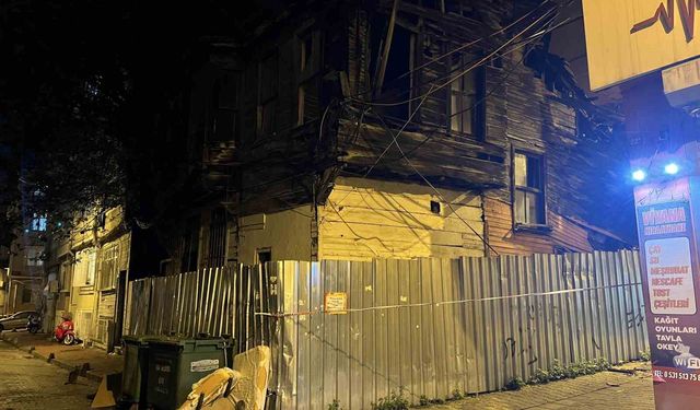 Fatih'te Tarihi Ahşap Binada Yağmur Nedeniyle Çökme Olayı