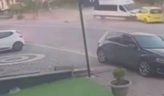 Freni Patlayan Minibüs Taksiyi Sürükleyerek Direğe Çarptı: 1 Kişi Yaralı