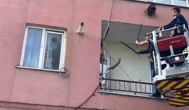 Hastaneye Yatmayı Reddeden Genç, Polise Bıçak Çekerek Direndi