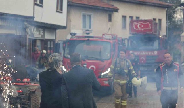 İtfaiyecilere Yangın Sırasında Sürpriz Kutlama