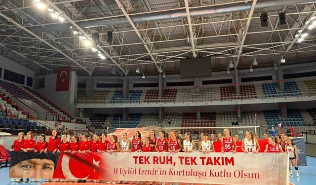 İzmir'in Kurtuluşu Voleybol Sahasında Kutlandı