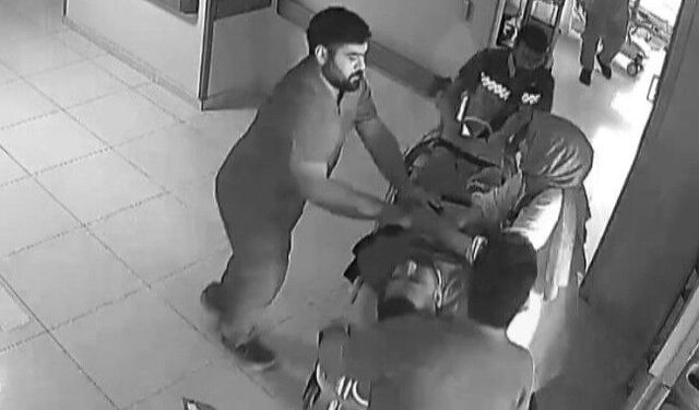Kalbi durarak hayata dönen hasta, doktoruna çiçekle teşekkür etti