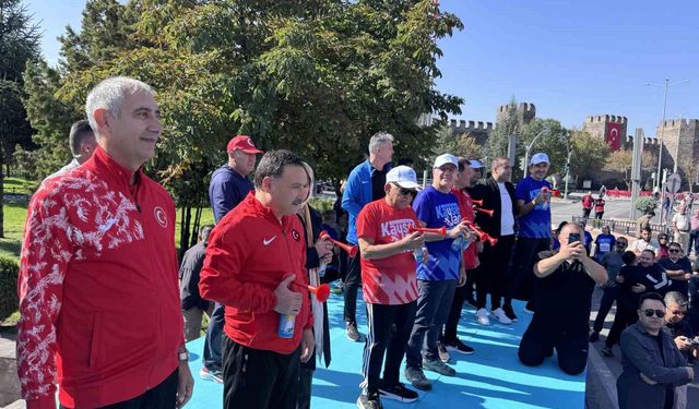 Kayseri 6. Yarı Maratonu Halk Koşusu Protokol Startı ile Hayata Geçti