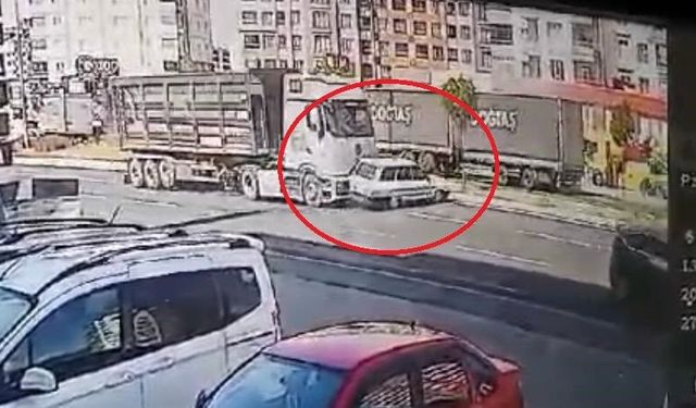 Kayseri'de Tırla Çarpışan Otomobil Takla Attı, O Anlar Kamerada