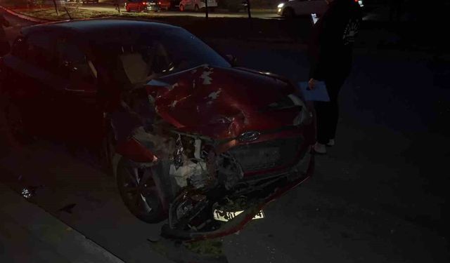 Kocaeli'de Belediyeye Ait Otobüs Virajda Kontrolü Kaybetti: İki Araçla Çarpıştı