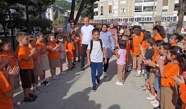 Lösemiyi Geride Bırakan Talha, İki Yıl Sonra Okuluna Döndü