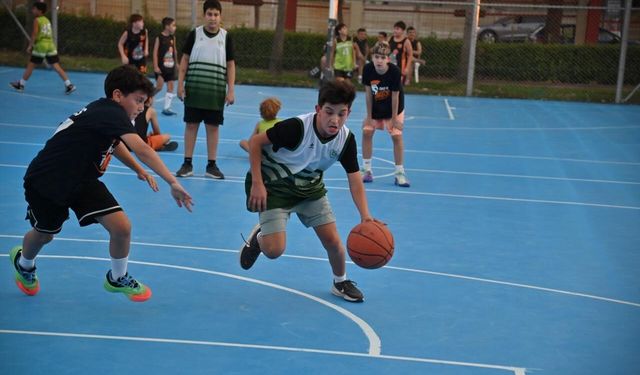 Manisa'da Basketbol Heyecanı: Gençler Sahada Buluştu