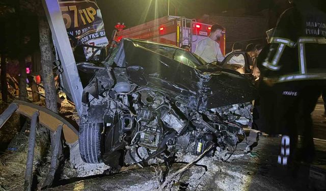 Mardin'de Otomobil Reklam Panosuna Çarptı: 3 Kişi Yaralandı