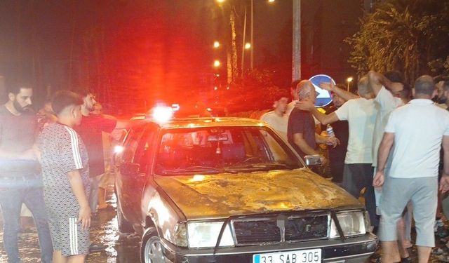 Mersin'de Seyir Halindeki Araç Alev Alev Yandı