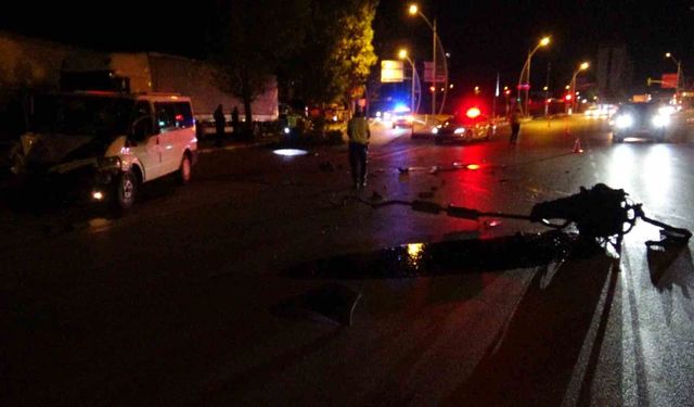 Minibüs Ağaca Çarptı: Motor Yola Fırladı, 2 Yaralı