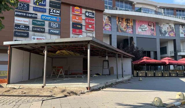 MNG AVM Önündeki Kaldırım İşgali Tepki Topladı: 'Gecekondu Gibi Dükkan' İfadesi Kullanıldı