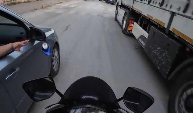 Motosiklet Sürücüsü, Araçtan Atılan Çöpü İçeri Fırlattı