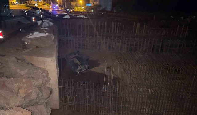 Otomobil 5 metre yükseklikten inşaat alanına düştü: 2 yaralı