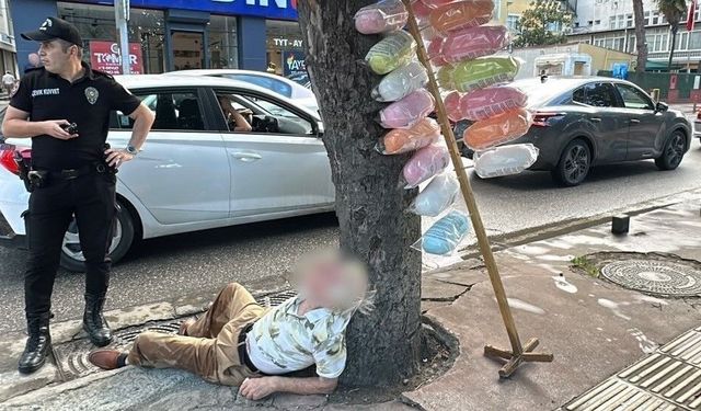 Pamuk şekerci sokak ortasında sızdı