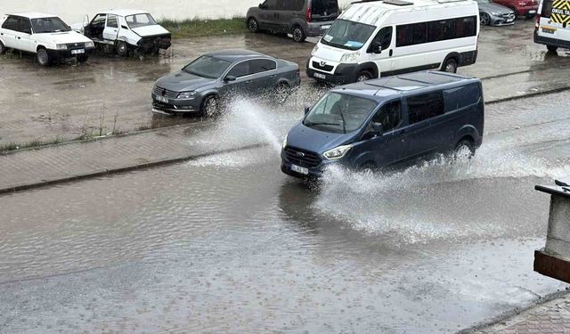 Sakarya'da Sağanak Yağış Yolları Suya Gömüldü: Araçlar Dikkatli Seyir Halinde