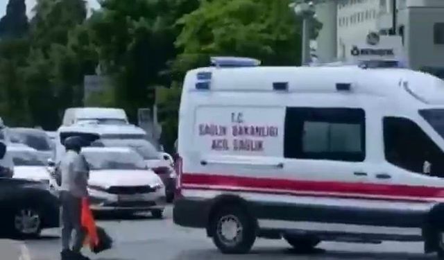 Süpürgeyi Bıraktı, Yeleğiyle Ambulansa Yol Açtı