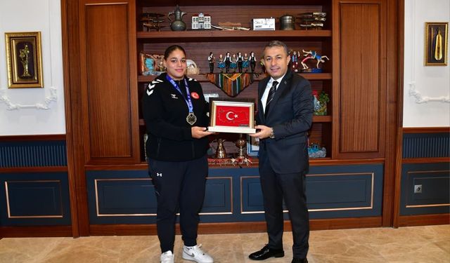 Trabzon'un Avrupa Şampiyonu Kadın Boksörleri Vali Şahin'den Övgü Aldı