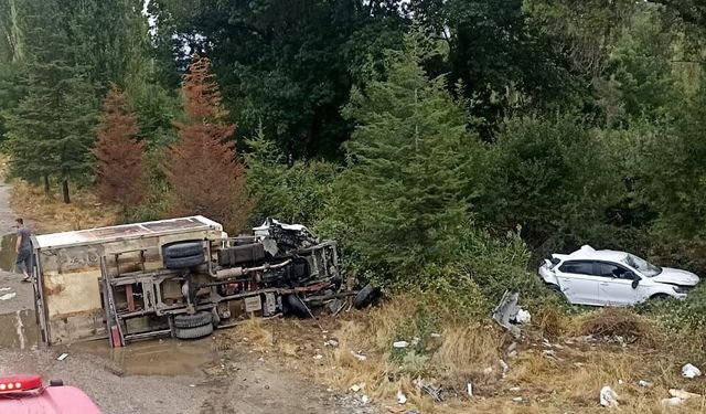 Uşak'ta Kamyonet, Yol Kenarındaki Otomobile ve Dışarıdaki Kardeşlere Çarptı: 3 Ağır Yaralı