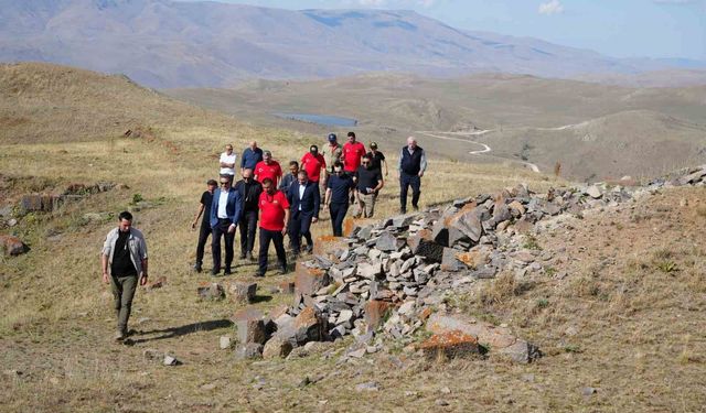 Vali Baruş ve Macera Off-Road Ekibi Bayrak Tepe'de Tarihi Mirası Koruma Çağrısı Yaptı