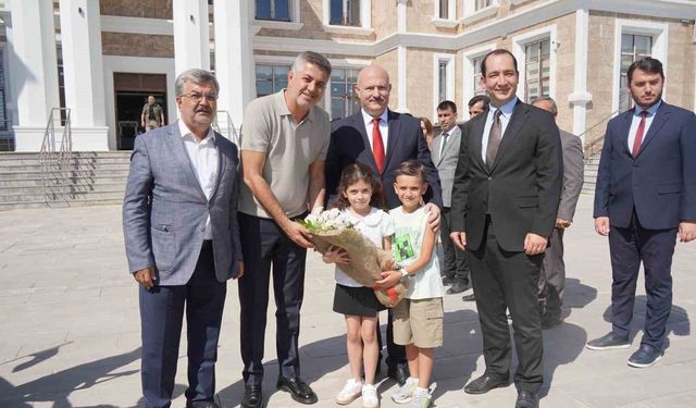 Vali ve vekilin çocuklarla renkli oyun anları