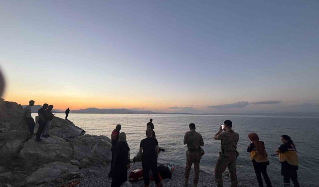 Van Gölü'nde Kayalıklarda Mahsur Kalan Genç Kurtarıldı