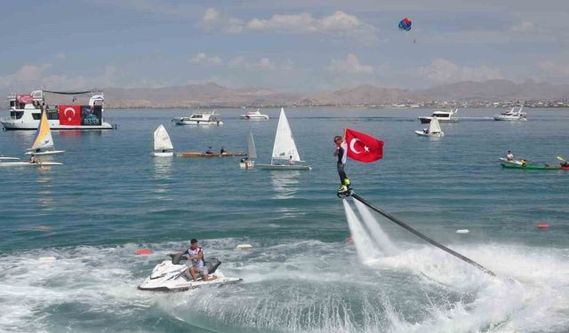 Van'da GölFest Coşkusu: Türk Bayrağı ile Flyboard Gösterisi İzleyicileri Büyüledi