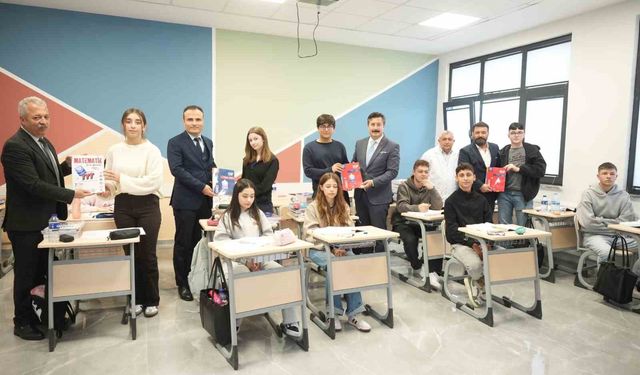Yenişehir'den Üniversite Adaylarına 3 Bin Kitap Desteği