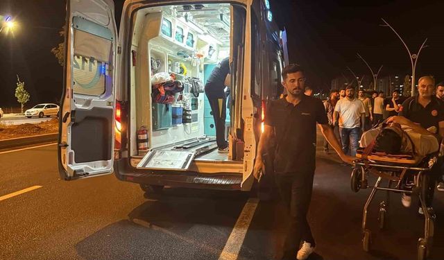 Yolda Seyreden Kamyonetten Düşen Genç Yaralandı
