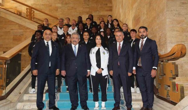 Yüksekova Spor Kulübü, MHP Genel Başkan Yardımcısı Yıldız'ı Ziyaret Etti