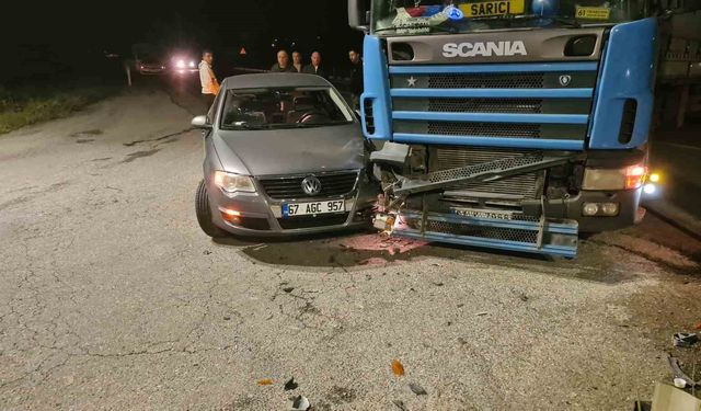 Zonguldak'ta Tır ve Otomobil Kavşakta Çarpıştı