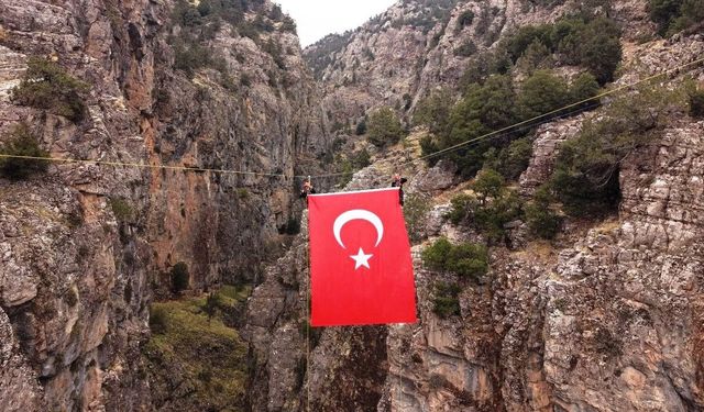 Acıpayam Kanyonunda dev Türk bayrağı dalgalandıran DEBAK ekibi