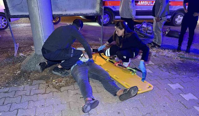 Adıyaman'da Motosiklet ve Otomobil Çarpıştı: İki Kişi Yaralı