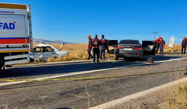 Afyonkarahisar'da iki otomobil çarpıştı: 4 kişi yaşamını yitirdi