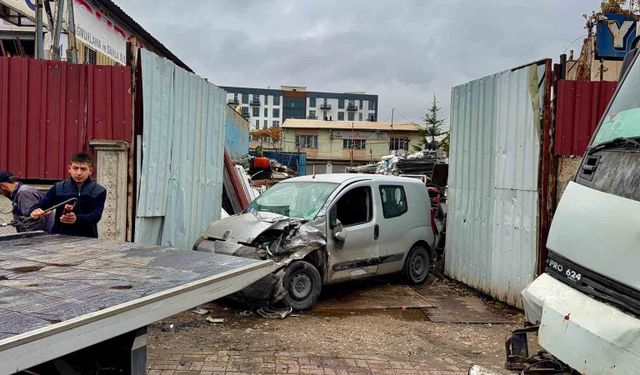 Afyonkarahisar'da vinç, hurdalık önünde hafif ticari araca çarptı