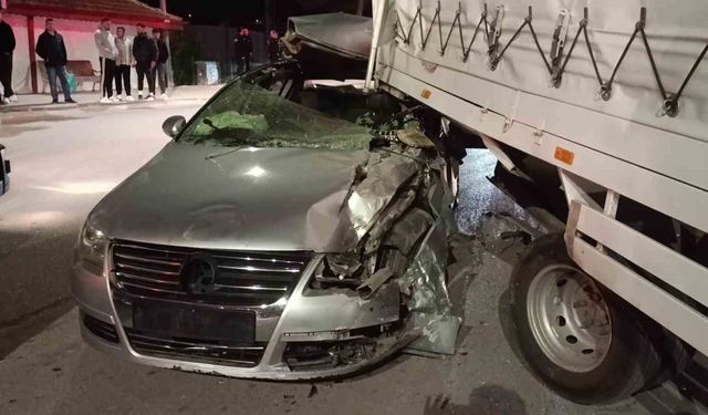 Amasya'da Kontrolü Kaybeden Otomobil Kamyonete Çarptı: 1 Yaralı
