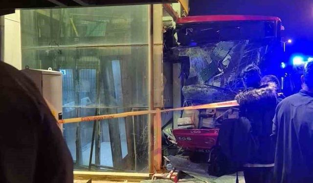 Ankara'da EGO otobüsü üst geçit asansörüne çarptı, 24 yaralı