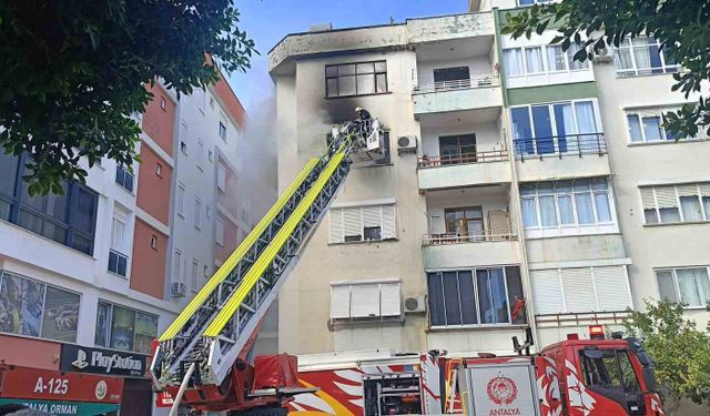 Antalya Kumluca'da apartman dairesinde yangın çıktı