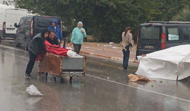 Antalya'da şiddetli rüzgar semt pazarını etkisi altına aldı