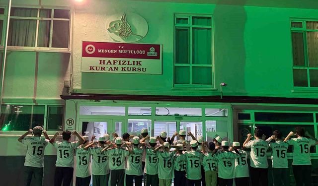 Arda Güler, memleketi Mengen'deki çocuklara imzalı forma hediye etti