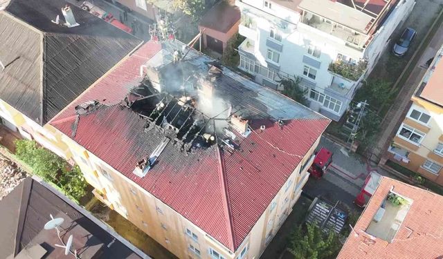 Ataşehir'de 4 katlı binanın çatısında yangın çıktı
