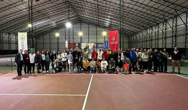 Aydın'da Cumhuriyet Bayramı tenis müsabakaları coşkuyla yapıldı