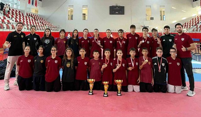 Aydınlı taekwondocular Kütahya'da 8 madalya kazanarak şampiyon oldu