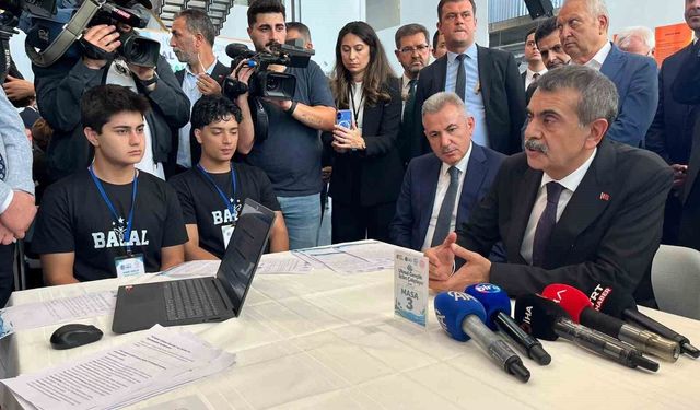 Bakan Tekin İzmir'de 'Gelecek Nesillere Temiz Bir Dünya' Mesajı Verdi