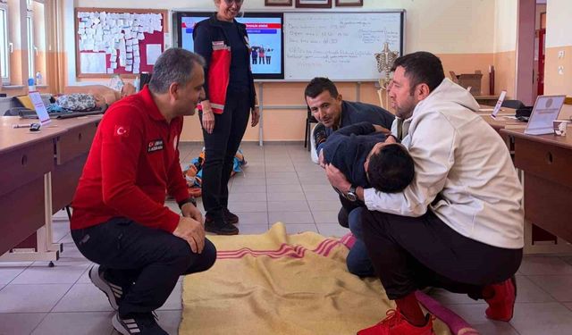 Balıkesir'de Öğretmenlere Acil Durum Eğitimi: Hayat Kurtaran Teknikler