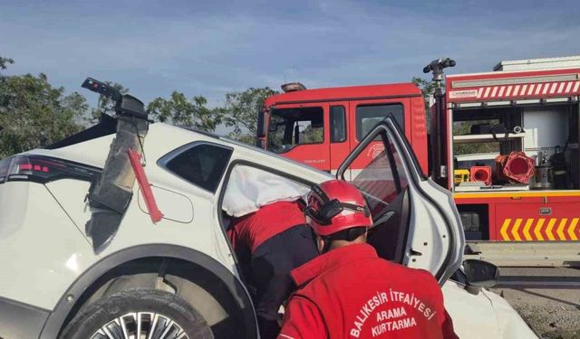 Balıkesir'de Trafik Kazası: Otomobil Bariyerlere Çarptı, 2 Yaralı
